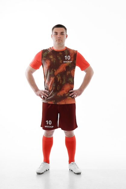 Man gekleed in voetbal mock-up kit