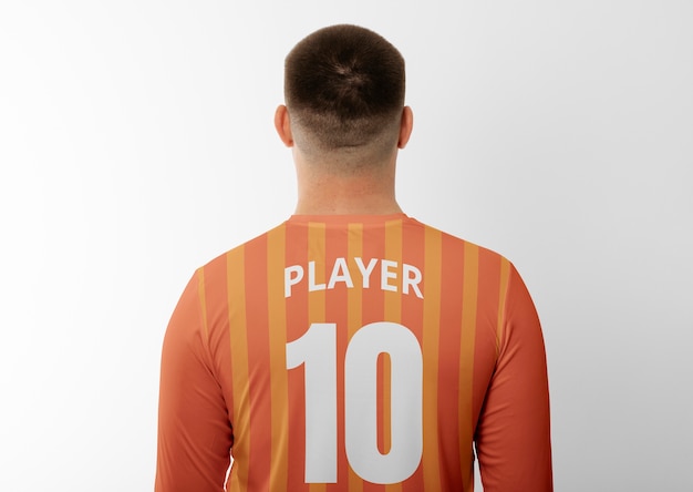 Man gekleed in voetbal mock-up kit