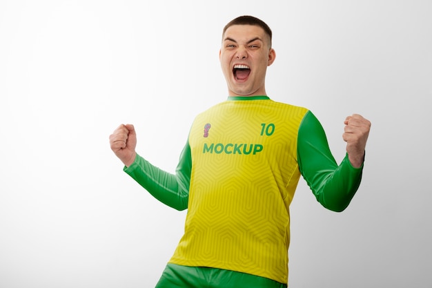 Man gekleed in voetbal mock-up kit