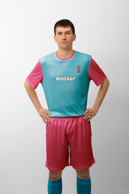 Man gekleed in voetbal mock-up kit