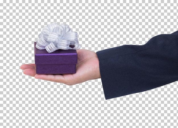 PSD Мужчина держит фиолетовую подарочную коробку изолированной рукой