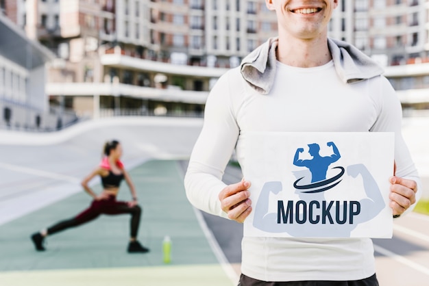 Uomo con vista frontale mock-up fitness