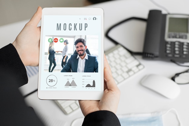 Uomo che tiene un mock-up di tablet