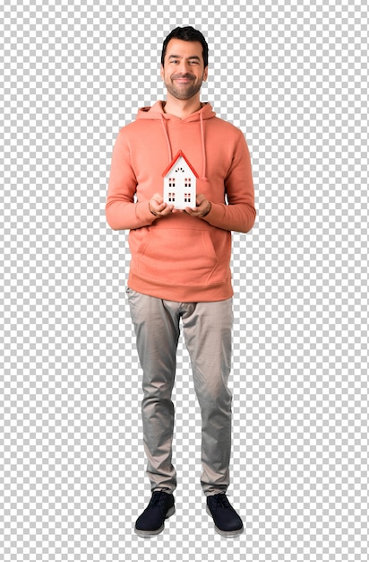 小さな家を持つピンクのスエットシャツの男