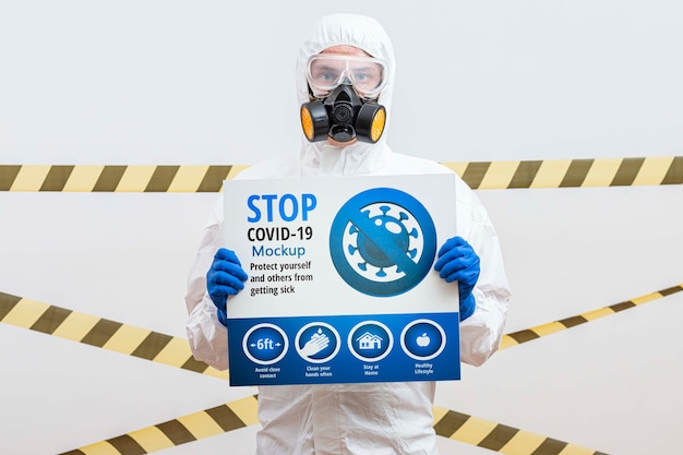 Man in hazmat pak met een stop coronavirus mock-up