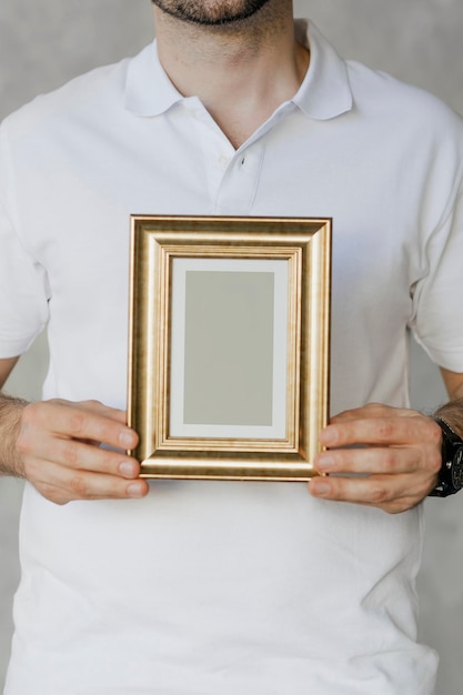 Man met een gouden framemodel