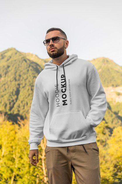 Man met een hoodie-mockup