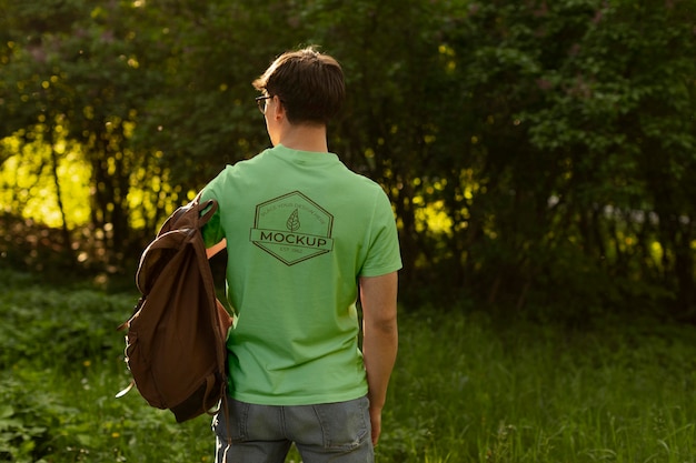 PSD man met een mock-up t-shirt