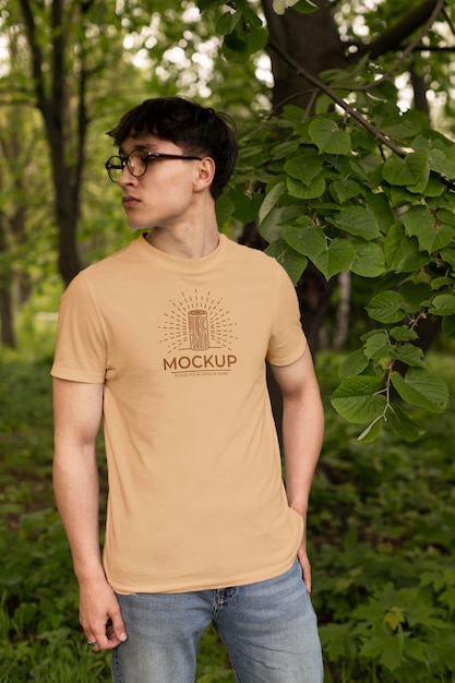 Man met een mock-up t-shirt