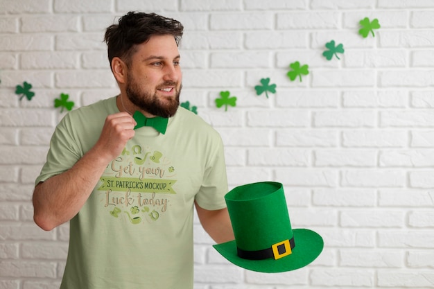 PSD man met een t-shirt van st. patrick's day.