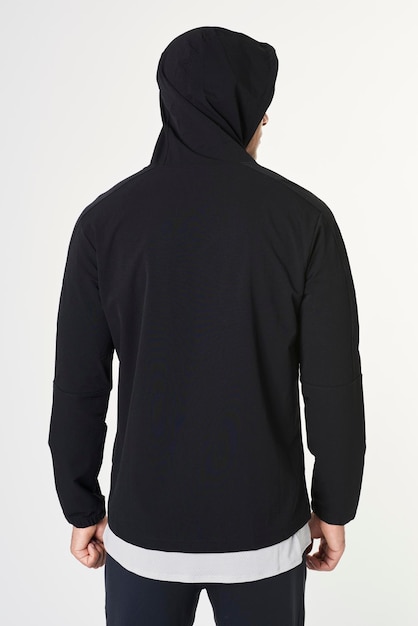 Man met een zwarte hoodie over een T-shirt mockup