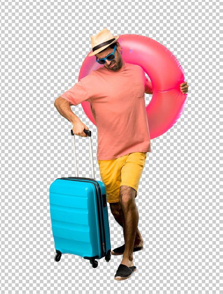 PSD man met hoed en zonnebril op zijn zomervakantie loopt snel