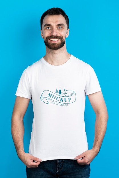 PSD man met mock-up shirt vooraanzicht