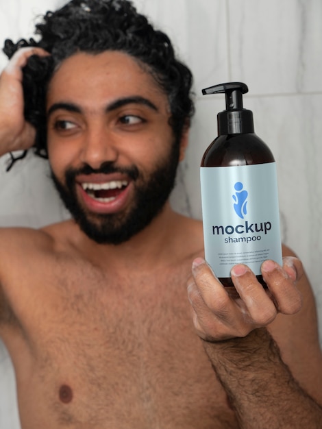 Man met shampoofles mockup-ontwerp