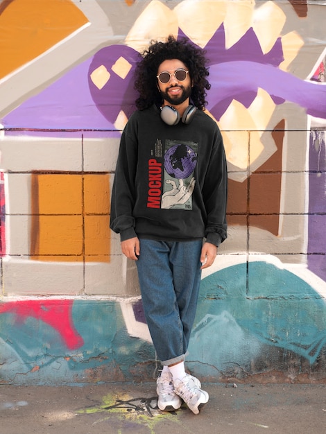Man met sweatshirt in stedelijke stijl buitenshuis