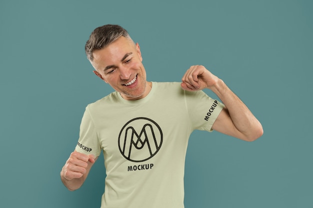 PSD man met t-shirt mockup