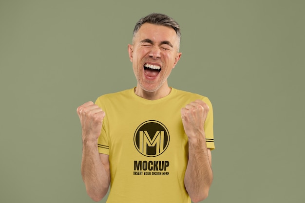 Man met t-shirt mockup