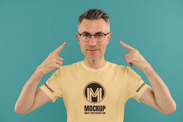 Man met t-shirt mockup