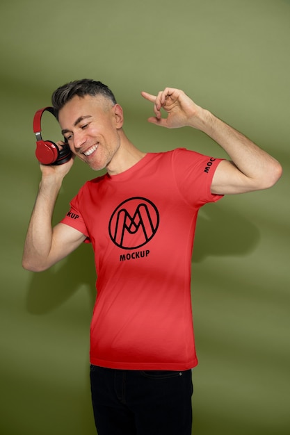 Man met t-shirt mockup