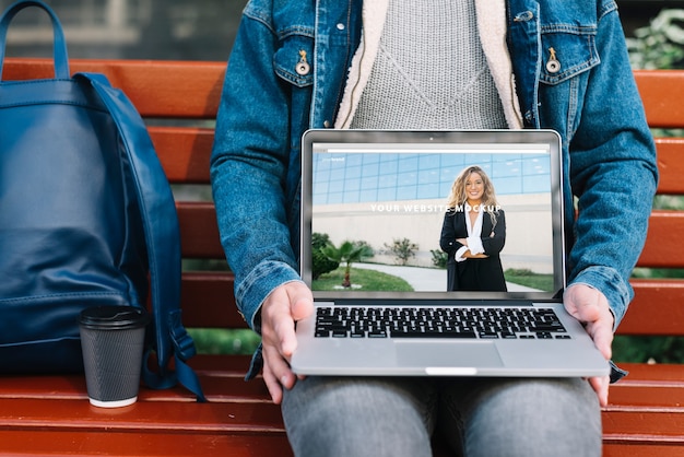 PSD uomo che presenta il mockup di laptop