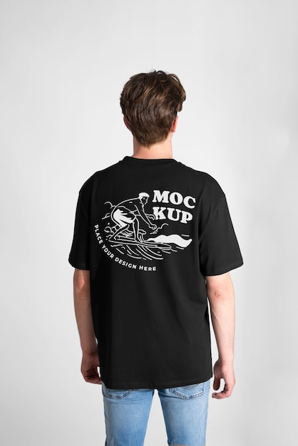 Uomo che mostra il retro del modello di t-shirt