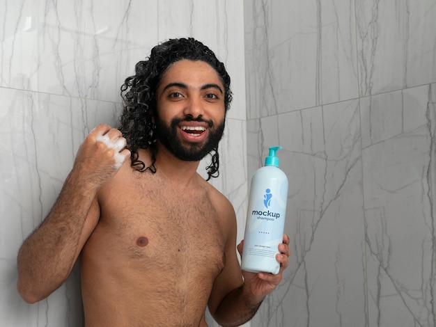 PSD uomo che mostra il design del modello di bottiglia di shampoo