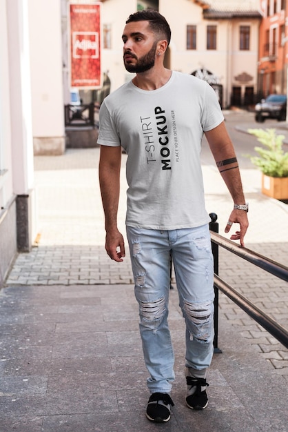 PSD man t-shirt mockup op straat
