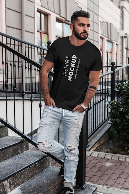 PSD mockup di t-shirt uomo su strada