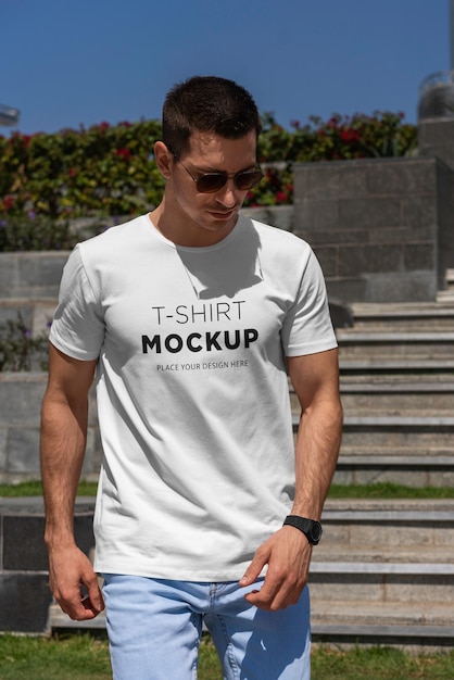 Mockup di t-shirt uomo su strada