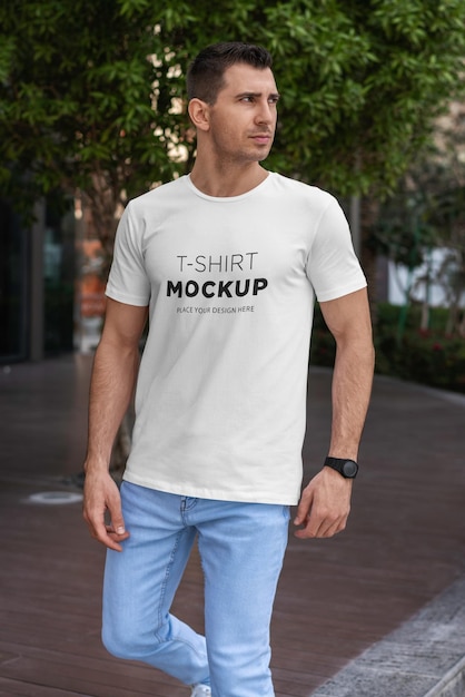 Mockup di t-shirt uomo su strada