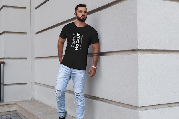 Mockup di t-shirt uomo su strada