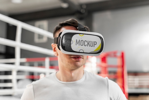 PSD Человек, использующий очки виртуальной реальности на тренировке бокса
