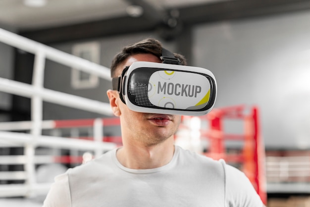 Uomo che utilizza occhiali per realtà virtuale durante l'allenamento di boxe