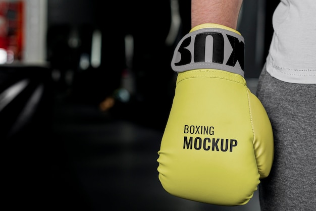 Uomo che indossa i guantoni da boxe mock-up