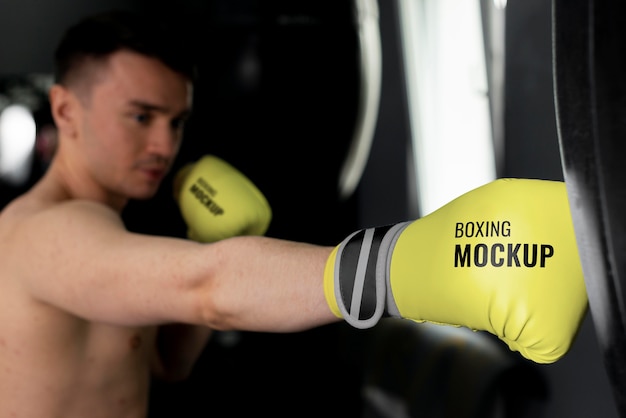 Uomo che indossa i guantoni da boxe mock-up