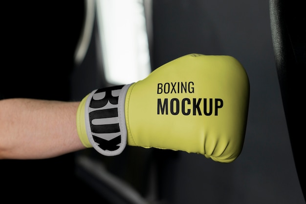 Uomo che indossa i guantoni da boxe mock-up