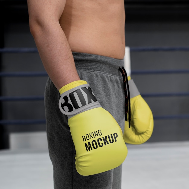 PSD uomo che indossa i guantoni da boxe mock-up