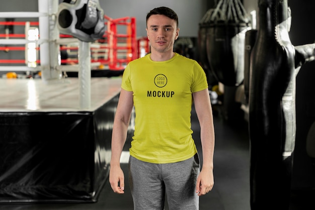 PSD uomo che indossa il mock-up di t-shirt boxe