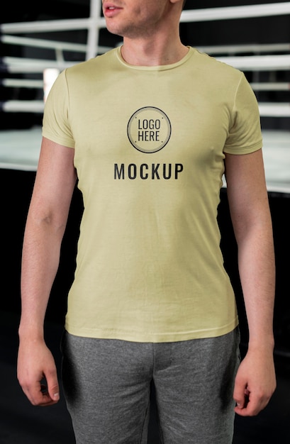 Uomo che indossa il mock-up di t-shirt boxe