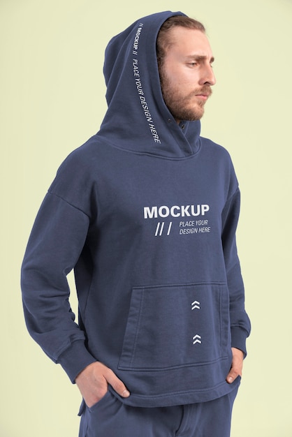 PSD uomo che indossa pantaloni da jogging e mockup di felpa con cappuccio