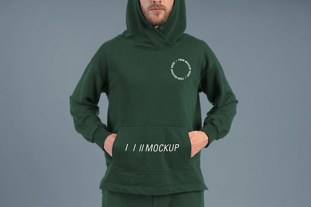 PSD uomo che indossa pantaloni da jogging e mockup di felpa con cappuccio