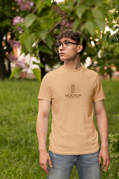 PSD uomo che indossa una t-shirt mock-up