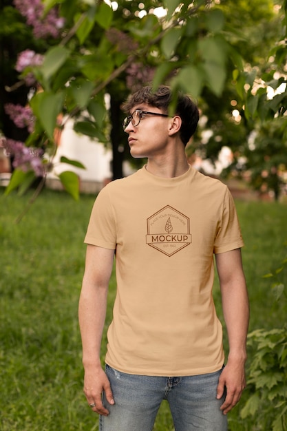 PSD uomo che indossa una t-shirt mock-up