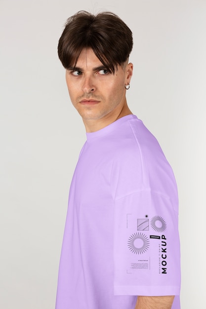 PSD man wearing t-shirt mock-up design