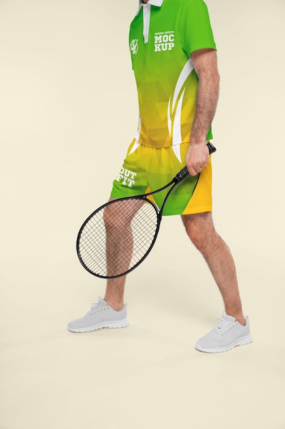 PSD uomo che indossa un modello di abito da tennis