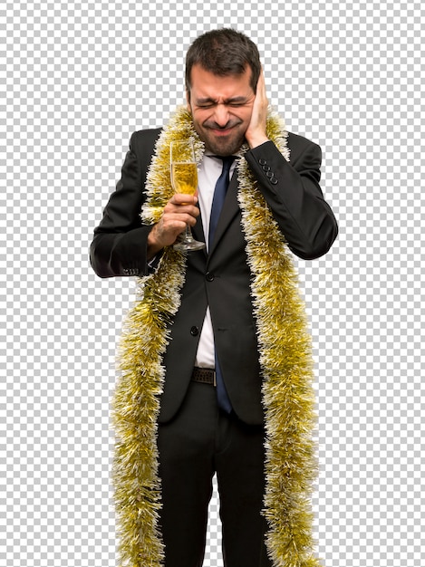 PSD uomo con champagne che celebra il nuovo anno 2019 che copre entrambe le orecchie con le mani