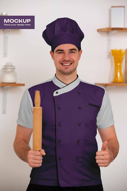 Uomo con un modello di giacca da chef