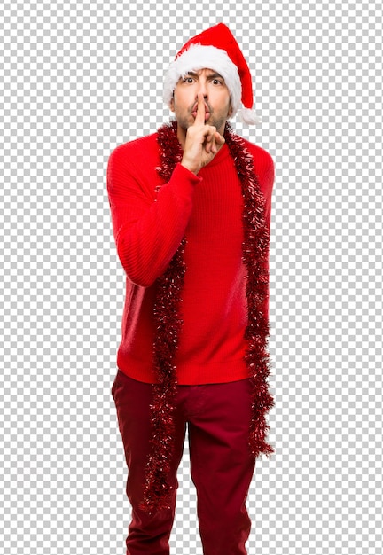 Uomo con vestiti rossi che celebrano le vacanze di natale mostrando un segno di silenzio gesto