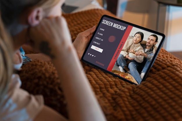 Mann ser på serie på en mockup-skjerm