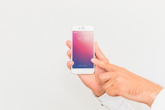 Mannelijk hand met smartphone mockup